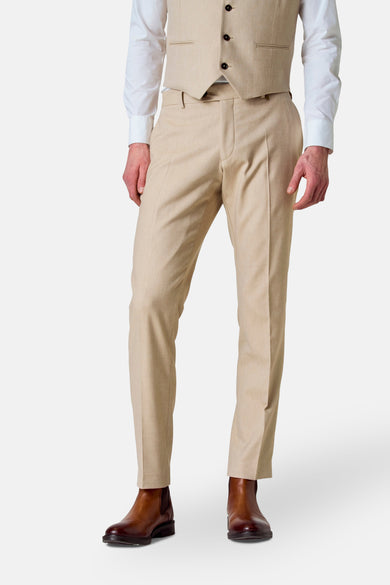 Beige kostuumbroek van Le Fabuleux Marcel de Bruxelles, achterzijde, met knoopzakken en bruine schoenen.