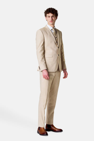 Beige kostuumbroek van Le Fabuleux Marcel de Bruxelles, gedragen met een colbert en bruine schoenen.