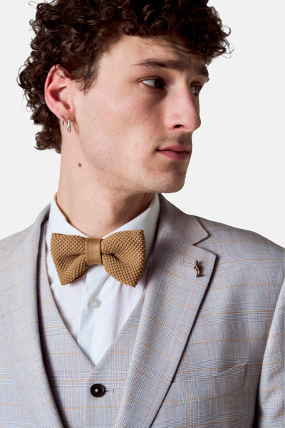 Blazer brun à carreaux, par Le Fabuleux Marcel de Bruxelles, avec veston et gilet assortis, porté avec nœud papillon et chemise blanche.