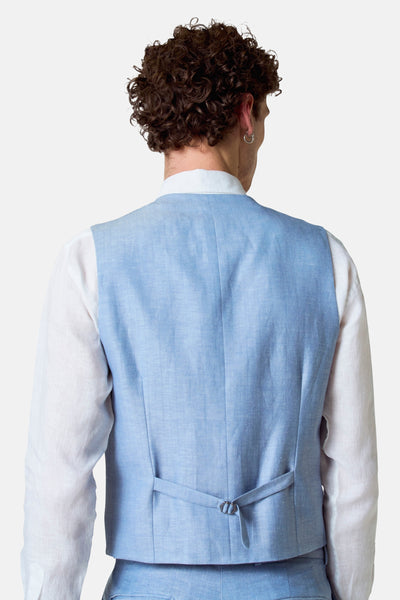 Gilet bleu de Le Fabuleux Marcel de Bruxelles, avec une patte de serrage au dos.
