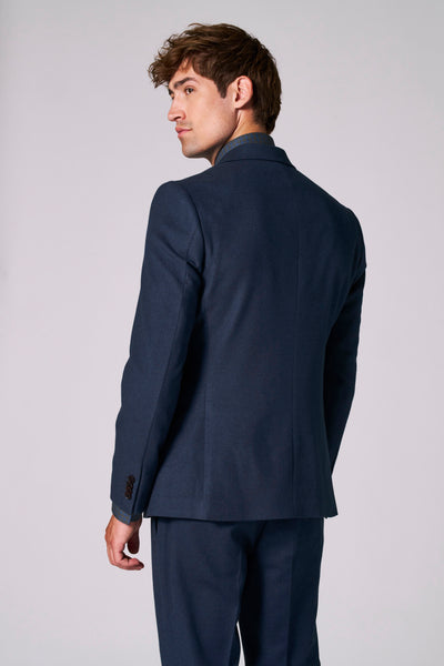 Blazer bleu de Le Fabuleux Marcel de Bruxelles, vu de dos, avec boutons aux poignets et pantalon assorti.
