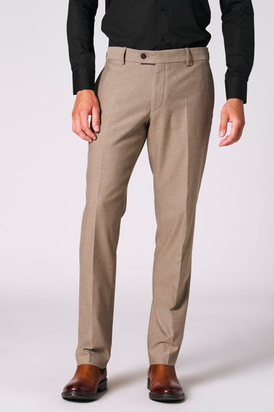 Beige kostuumbroek van Le Fabuleux Marcel de Bruxelles, met een zwart overhemd en bruine schoenen.