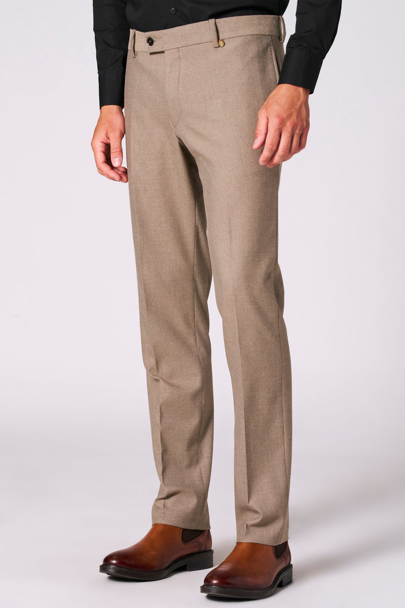 Beige kostuumbroek van Le Fabuleux Marcel de Bruxelles, gedragen met een zwart overhemd en bruine schoenen.