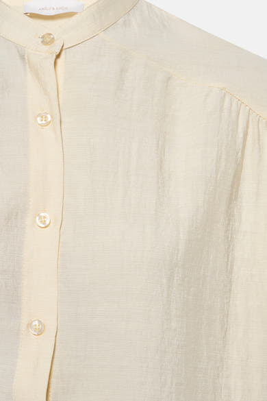 Gele blouse met lange mouwen van AMELIE ET AMELIE, met knoopsluiting aan de voorkant.