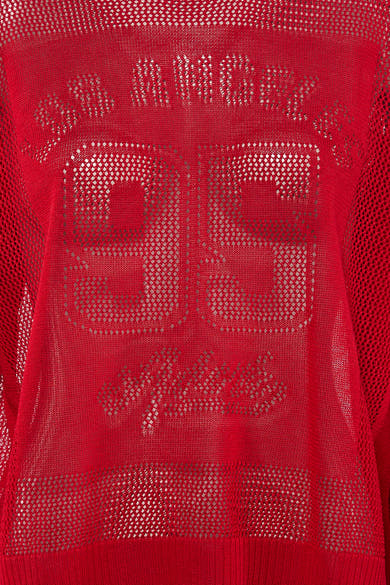 Sweat rouge de ADORE avec motif ajouré chiffres et lettres, en maille résille transparente.