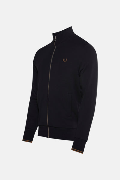 Zwarte sweater met opstaande kraag van FRED PERRY, met ritssluiting en geborduurd logo op de borst.