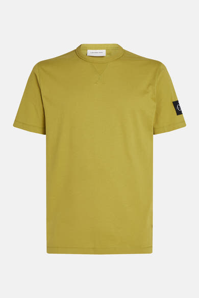 Okerkleurig T-shirt met korte mouwen van Calvin Klein met een V-halsdetail.