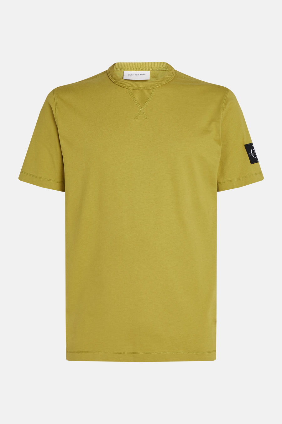 Okerkleurig T-shirt met korte mouwen van Calvin Klein met een V-halsdetail.