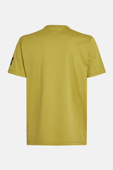 Okerkleurig T-shirt met korte mouwen van Calvin Klein, achteraanzicht, met een zwart label op de mouw.