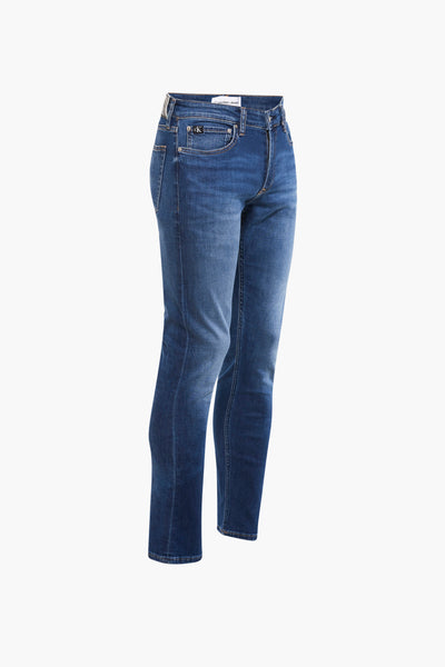 Jean slim en denim bleu foncé de Calvin Klein, avec une coupe ajustée.