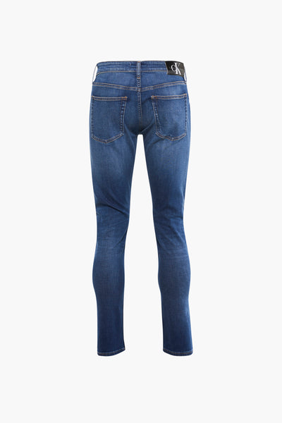 Jean slim en denim bleu foncé de Calvin Klein, vue arrière avec logo sur la ceinture.