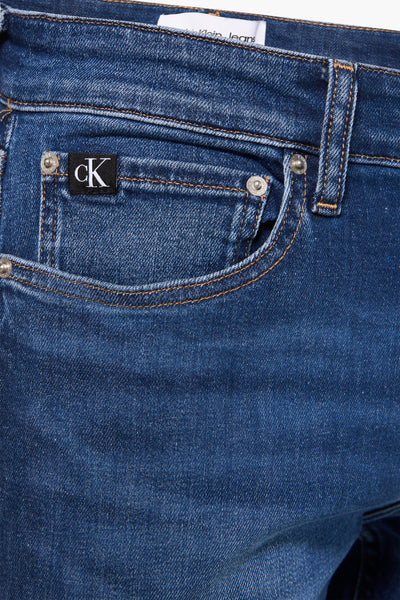Jean slim en denim bleu foncé de Calvin Klein, avec poche gousset ornée du logo.