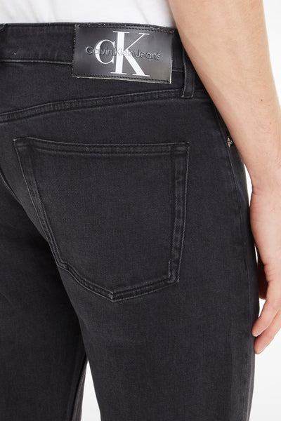 Donkergrijze Calvin Klein slim-fit jeans, met achterzak en zwart leren label.