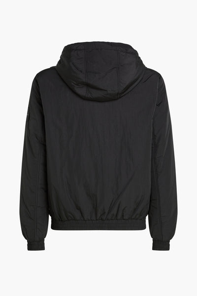 Zwarte regenjas van Calvin Klein, met capuchon, kreukeltextuur en elastische manchetten, achterzicht.