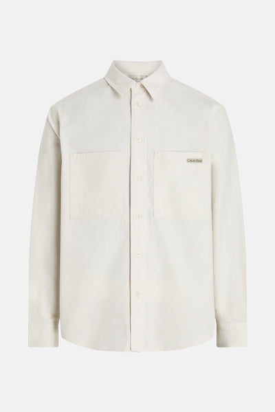 Chemise écrue à manches longues de Calvin Klein, avec poches poitrine plaquées et fermeture boutonnée.