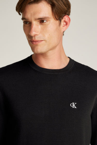 Pull col rond noir de Calvin Klein, avec un logo brodé ton sur ton sur le devant.