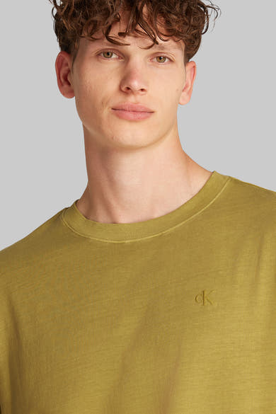 Okerkleurig T-shirt met korte mouwen van Calvin Klein, met een discreet logo op de voorkant.