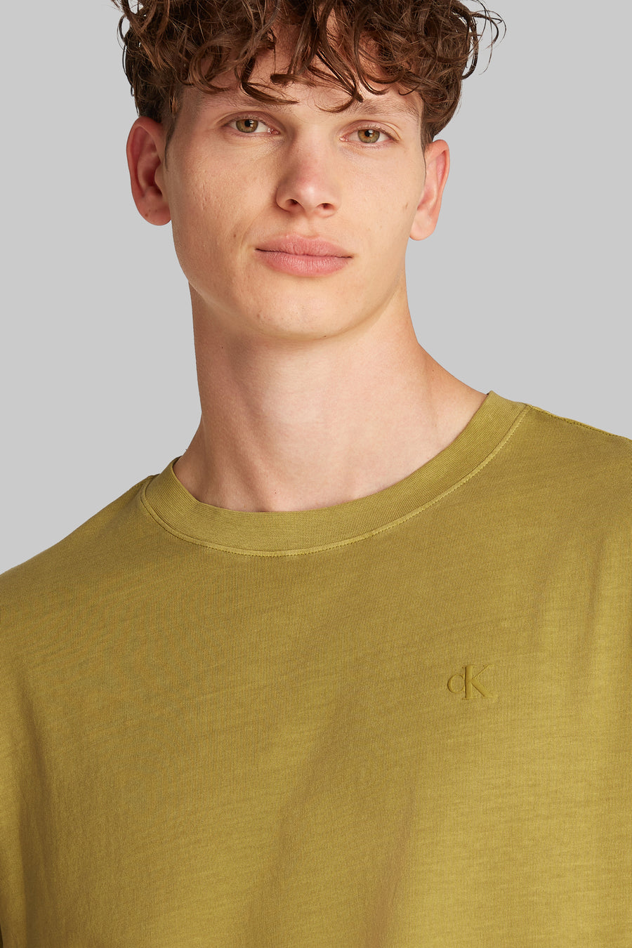 Okerkleurig T-shirt met korte mouwen van Calvin Klein, met een discreet logo op de voorkant.