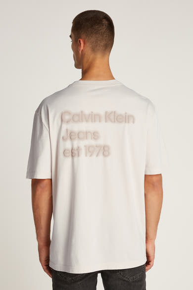 Ecru T-shirt met korte mouwen van Calvin Klein, met opdruk op de rug.