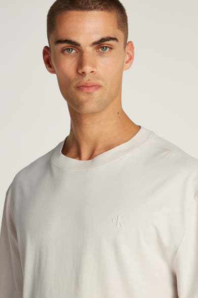 Ecru T-shirt met korte mouwen van Calvin Klein, effen met een klein geborduurd logo.