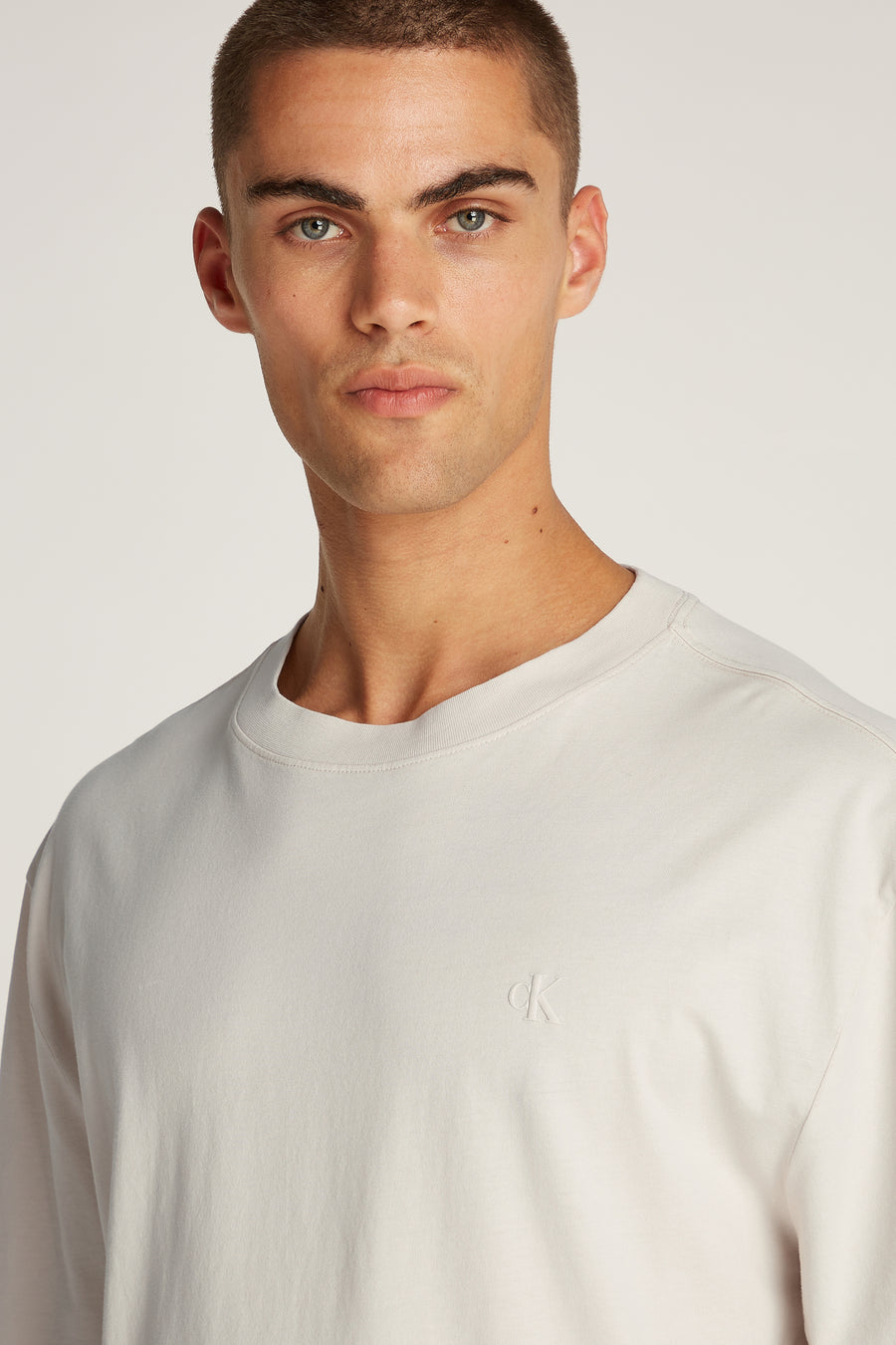Ecru T-shirt met korte mouwen van Calvin Klein, effen met een klein geborduurd logo.