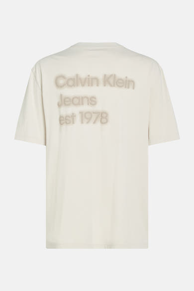 Ecru T-shirt met korte mouwen van Calvin Klein met een toon-op-toon tekst op de rug.