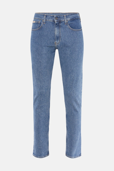Jean slim droit en denim bleu clair de Calvin Klein, coupe droite et jambe fuselée.
