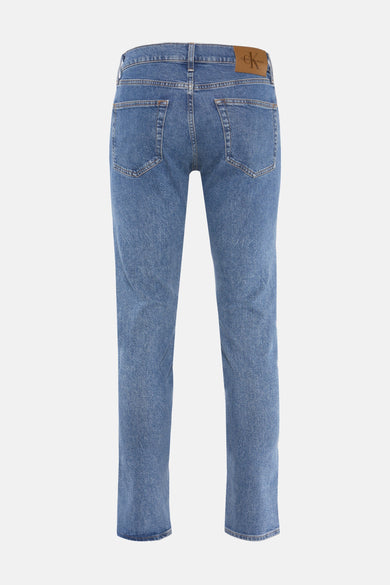Jean slim droit en denim bleu clair de Calvin Klein, avec poches arrières et étiquette en cuir.
