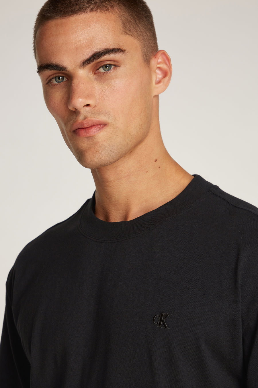 Zwart T-shirt met korte mouwen van Calvin Klein, met discreet logo op de voorkant.