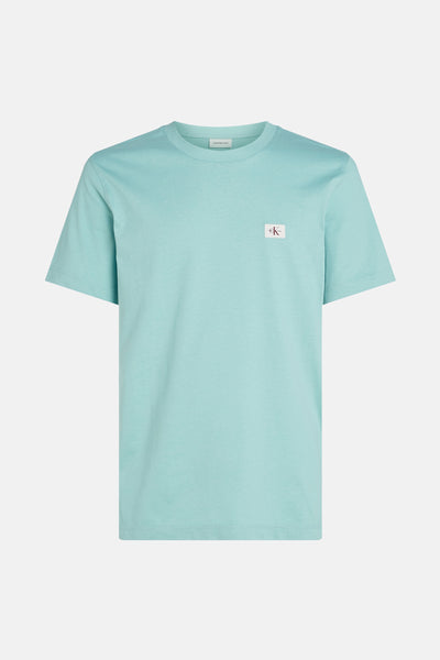T-shirt turquoise à manches courtes de Calvin Klein Jeans avec un logo carré sur la poitrine.