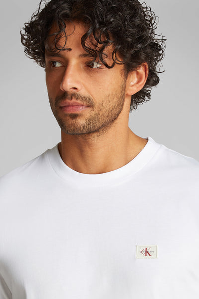 Wit T-shirt met korte mouwen van Calvin Klein met een klein vierkant logo op de voorkant.