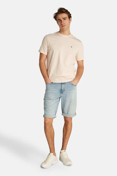 Short en jeans denim bleu clair de Calvin Klein, avec ourlets roulés et style décontracté.