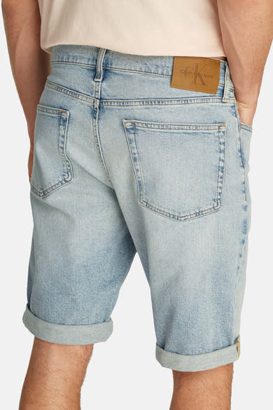 Korte lichtblauwe spijkerbroek van Calvin Klein, met omgeslagen zomen en vierkante achterzakken.