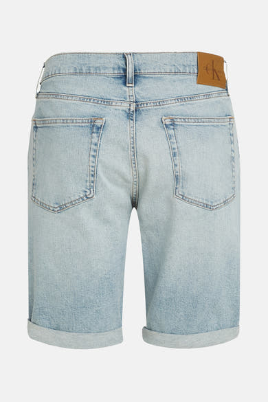 Korte lichtblauwe spijkerbroek van denim van Calvin Klein, achterkant met twee achterzakken en opgerolde zomen.