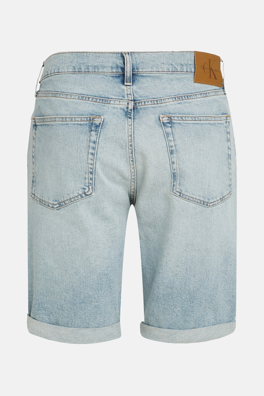 Korte lichtblauwe spijkerbroek van denim van Calvin Klein, achterkant met twee achterzakken en opgerolde zomen.