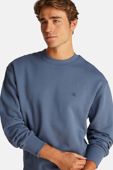 Sweat bleu de Calvin Klein avec un petit logo brodé sur la poitrine.