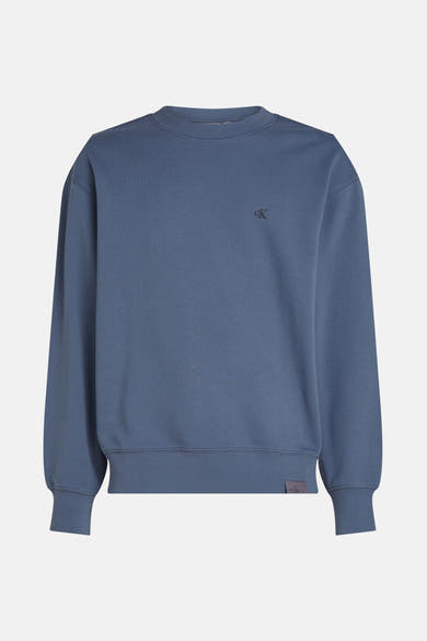 Sweat col rond bleu marine de Calvin Klein, avec logo discret sur le devant et étiquette sur le bas.
