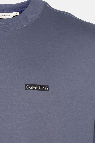 Grijs T-shirt met korte mouwen van Calvin Klein, met een vierkant logo op de borst.