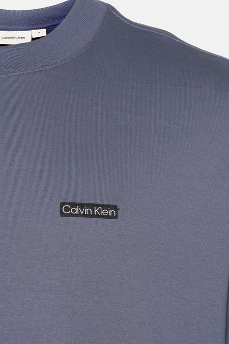 Grijs T-shirt met korte mouwen van Calvin Klein, met een vierkant logo op de borst.
