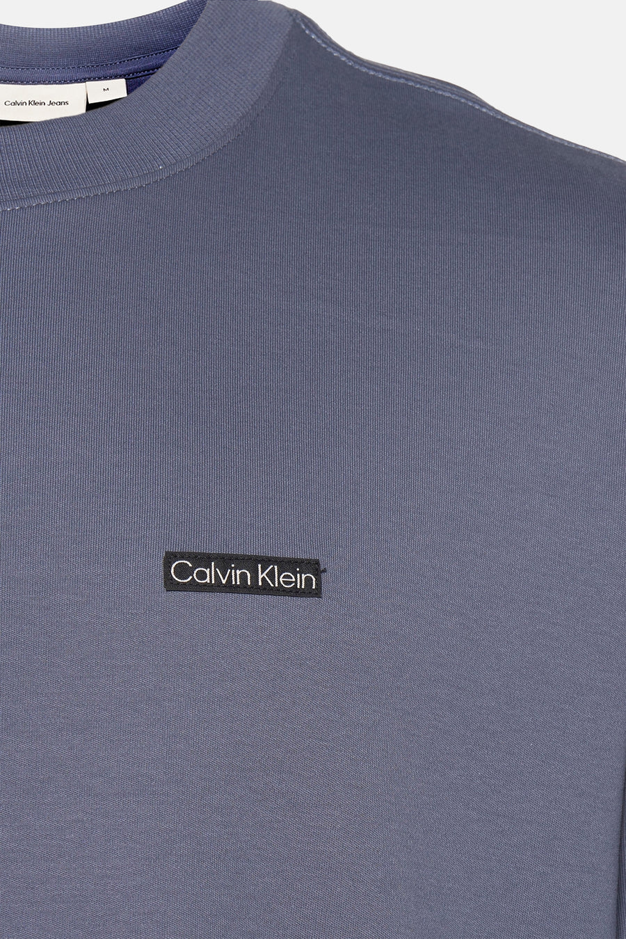 Grijs T-shirt met korte mouwen van Calvin Klein, met een vierkant logo op de borst.