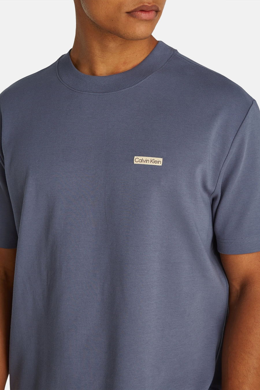 Grijs T-shirt met korte mouwen van Calvin Klein met logo op de borst.