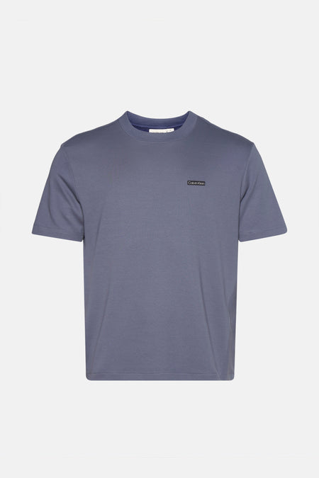 Grijs T-shirt met korte mouwen van Calvin Klein, met een klein vierkant logo op de borst.