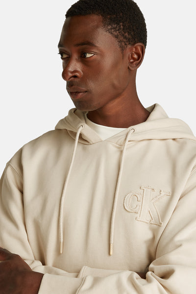 Sweat à capuche beige de Calvin Klein avec logo ton sur ton brodé.