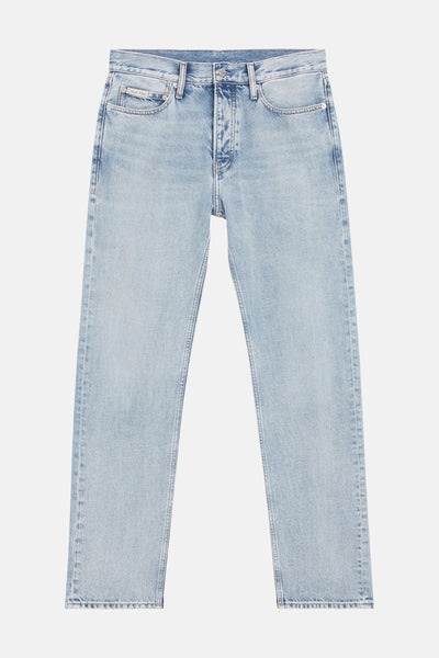 Jean droit en denim bleu clair de Calvin Klein, avec poches et coutures apparentes.