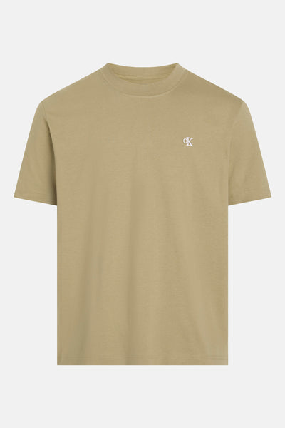 Beige T-shirt met korte mouwen van Calvin Klein, met logo op de borst, op een witte achtergrond.