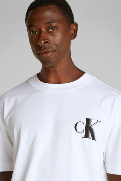 Wit T-shirt met korte mouwen van Calvin Klein, met het merklogo erop gedrukt.