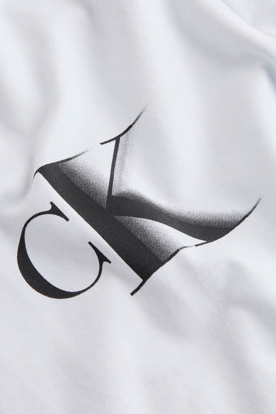 Wit T-shirt met korte mouwen van Calvin Klein, met een groot zwart textuurlogo op de voorkant.