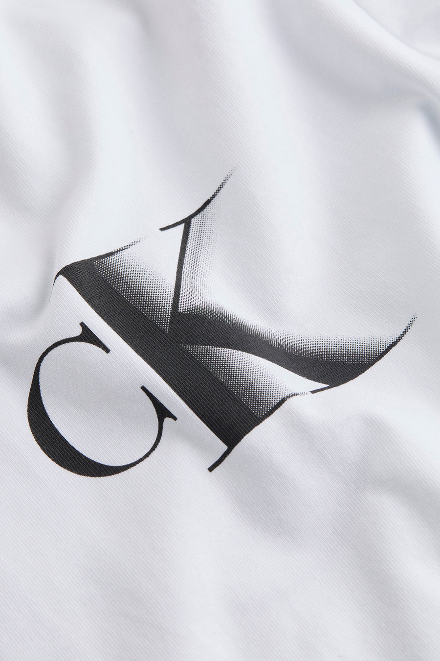 Wit T-shirt met korte mouwen van Calvin Klein, met een groot zwart textuurlogo op de voorkant.