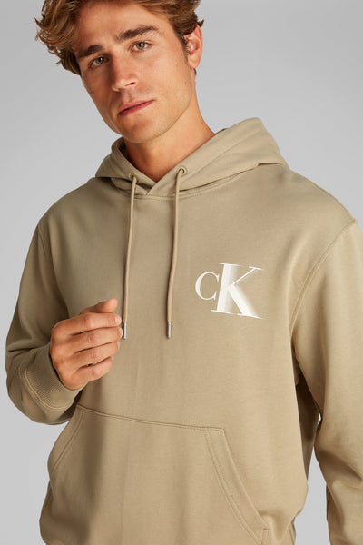 Beige hoodie van Calvin Klein met trekkoord en logo op de voorkant.