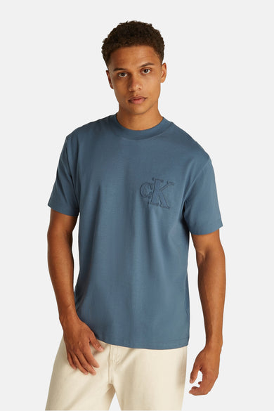 Blauw T-shirt met korte mouwen van Calvin Klein met ton-sur-ton geborduurd logo.